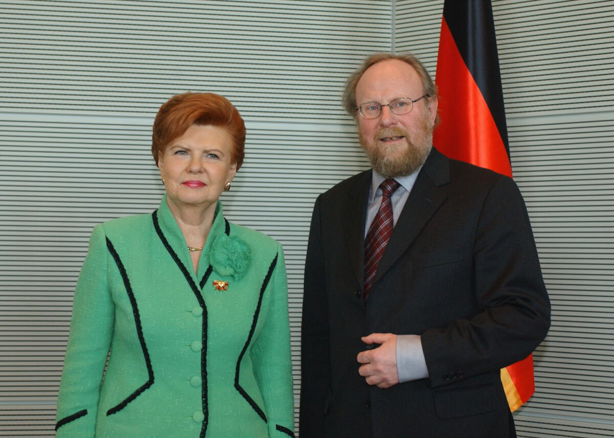 Vike-Freiberga, Vaira; Thierse, Wolfgang Bundestagspräsident Wolfgang Thierse, SPD, empfängt die Präsidentin der Lettischen Republik, Frau Prof. Dr. Vaira Vike-Freiberga