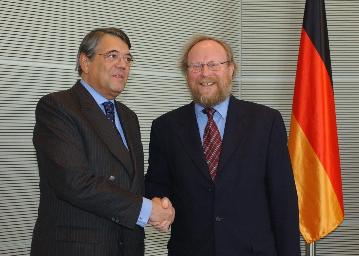 Bundestagspräsident Wolfgang Thierse, SPD (rechts), empfängt den Aussenminister der Portugisischen Republik, Antonio Martins da Gruz Gruz, Antonio Martins da; Thierse, Wolfgang Bundestagspräsident Wolfgang Thierse, SPD (rechts), empfängt den Aussenminister der Portugisischen Republik, Antonio Martins da Gruz