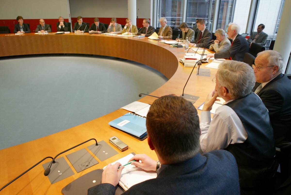Granold, Ute; Grund, Manfred; Strobl, Thomas; Wellenreuther, Ingo; Schröder, Ole; Klaeden, Eckart von; Pofalla, Ronald; Essen, Jörg van; Koppelin, Jürgen; Simm, Erika; Winkelmann, Helmut; Bachmaier, Hermann; Küster, Uwe; Schönfeld, Karsten Blick in den Ausschusssaal, Überblick