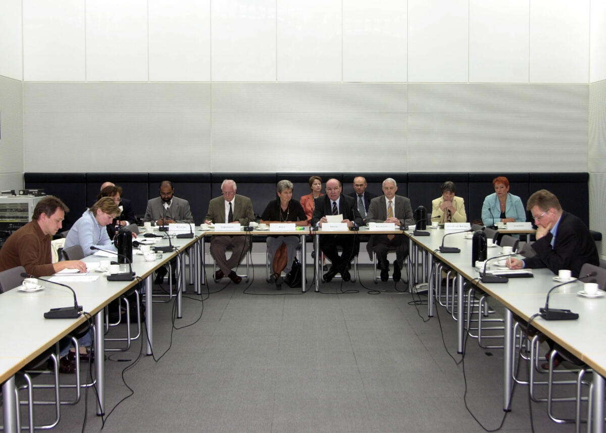 Vorsitzende des Petitionsausschuss, Frau Marita Sehn, FDP, 3. v.l., stellv. Vorsitzende, Herr Klaus Hagemann, SPD, 2. v.l., Josef Philip Winkler, Bündnis90/Die Grünen, links, präsentieren ihren Tätigkeitsbericht für das Jahr 2002 in einer Pressekonferenz Hagemann, Klaus; Sehn, Marita; Winkler, Josef Philip Vorsitzende des Petitionsausschuss, Frau Marita Sehn, FDP, 3. v.l., stellv. Vorsitzende, Herr Klaus Hagemann, SPD, 2. v.l., Josef Philip Winkler, Bündnis90/Die Grünen, links, präsentieren ihren Tätigkeitsbericht für das Jahr 2002 in einer Pressekonferenz