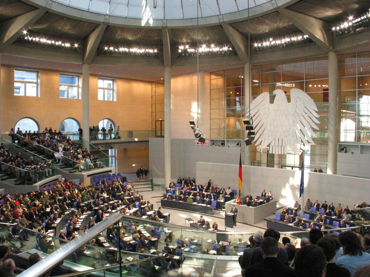 Innenansicht des Plenarsaal während einer Sitzung des Deutschen Bundestages.; Plenum, innen, Übersicht, Bundestagsadler Innenansicht des Plenarsaal während einer Sitzung des Deutschen Bundestages.; Plenum, innen, Übersicht, Bundestagsadler