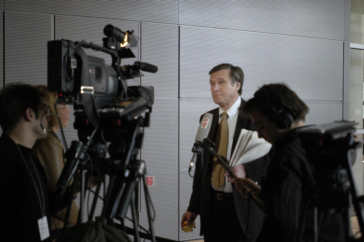 Dr. Wolfgang Gerhardt, FDP, Fraktionsvorsitzender, beim Interview nach der Regierungserklärung.; Presse, Kameras, Journalist, Reporter Gerhardt, Wolfgang Dr. Wolfgang Gerhardt, FDP, Fraktionsvorsitzender, beim Interview nach der Regierungserklärung.; Presse, Kameras, Journalist, Reporter