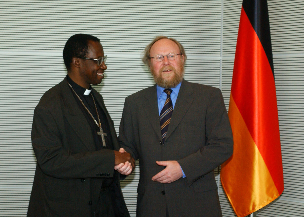 Bundestagspräsident Wolfgang Thierse, SPD, empfängt den Erzbischof von Simbabew, Pius Neube Neube, Pius; Thierse, Wolfgang Bundestagspräsident Wolfgang Thierse, SPD, empfängt den Erzbischof von Simbabew, Pius Neube