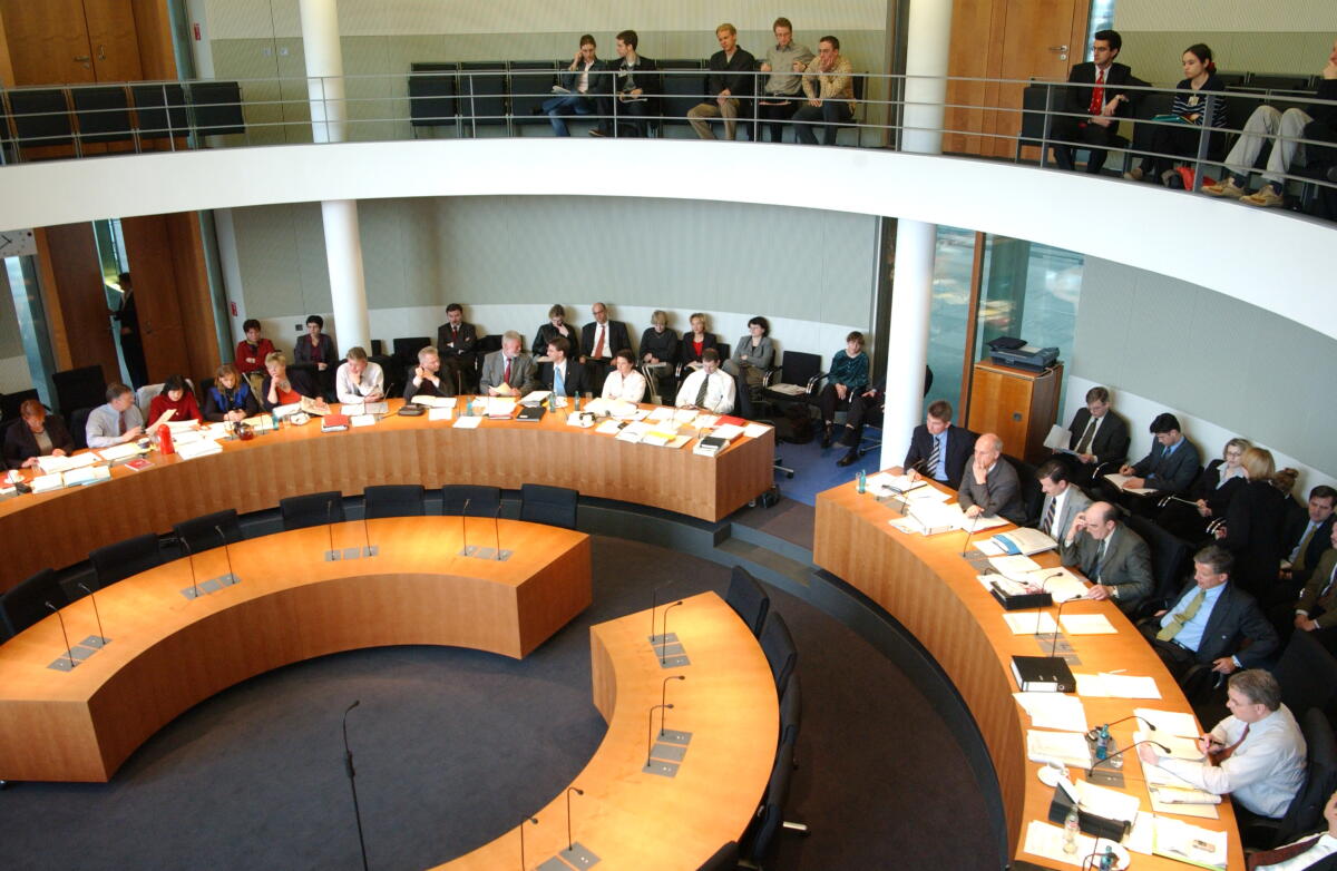  Blick in den Ausschusssaal und die Zuschauertribüne, Sitzung, Sitzungssaal
