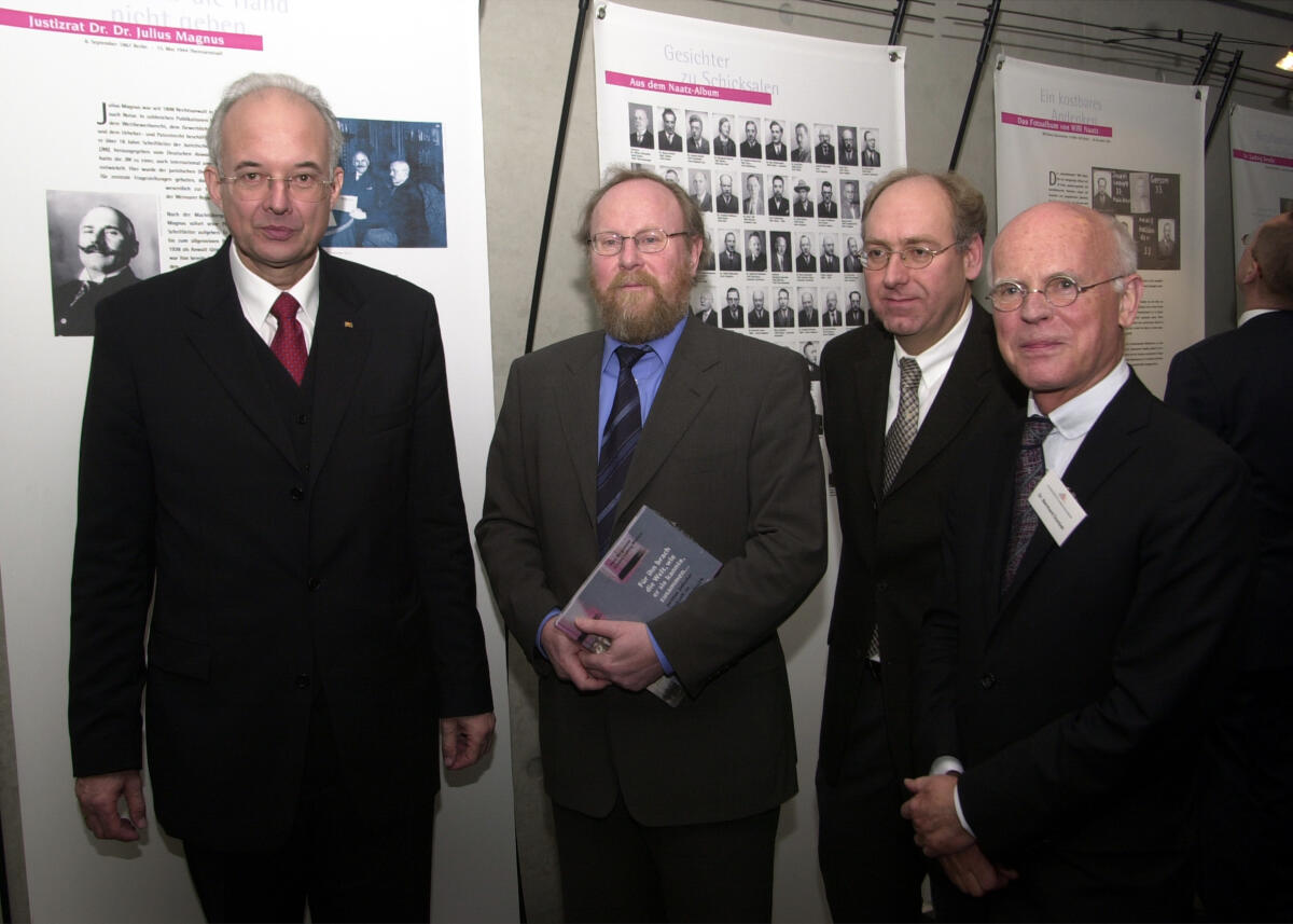 Thierse, Wolfgang; Kirchhof, Paul; Dombek, Bernhard; Schmidt, Andreas v.l. Prof. Dr. Paul Kirchhof, Vorsitzender der Ständigen Deputation des Deutschen Juristentages, Bundestagspräsident Wolfgang Thierse, SPD, Rechtsausschussvorsitzender Andreas Schmidt, CDU, Präsident der Bundesrechtsanwaltkammer Dr. Bernhard Dombek, Ausstellung  "Anwalt ohne Recht. Schicksale jüdischer Anwälte in Deutschland nach 1933", Eröffnung