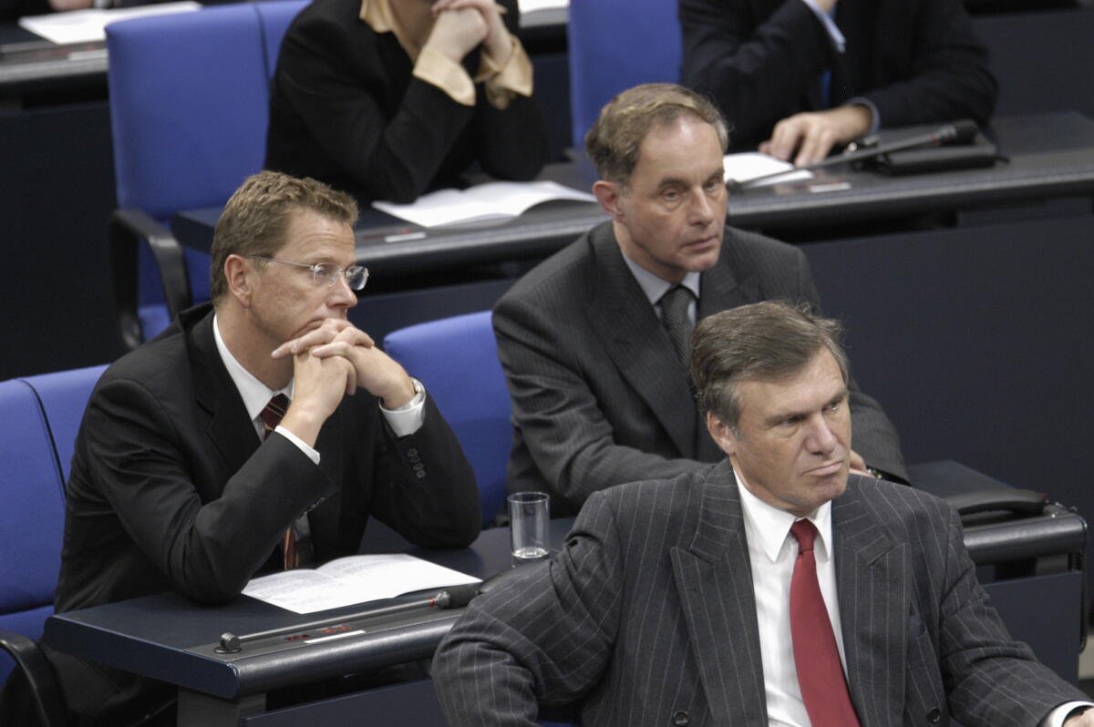Von links: Der Parteivorsitzende Dr. Guido Westerwelle, der Parlamentarische Geschäftsführer Jörg van Essen und der Fraktionsvorsitzende Dr. Wolfgang Gerhardt (vorn), alle FDP.; Bundestagsabgeordnete, MdB, Gedenken, Tag des Gedenkens an die Opfer des Nationalsozialismus, FDP-Fraktion Gerhardt, Wolfgang; Westerwelle, Guido; Essen, Jörg van Von links: Der Parteivorsitzende Dr. Guido Westerwelle, der Parlamentarische Geschäftsführer Jörg van Essen und der Fraktionsvorsitzende Dr. Wolfgang Gerhardt (vorn), alle FDP.; Bundestagsabgeordnete, MdB, Gedenken, Tag des Gedenkens an die Opfer des Nationalsozialismus, FDP-Fraktion