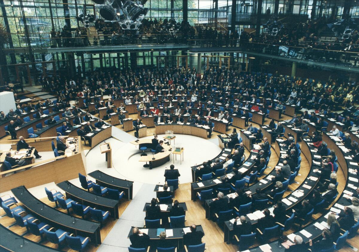 Plenarsitzung im neuen Plenarsaal in Bonn am 27. Oktober 1998. Blick ins Plenum.; Bundestagsabgeordnete, Abgeordnete, Plenum, Plenarsitzung, Sitzung Plenarsitzung im neuen Plenarsaal in Bonn am 27. Oktober 1998. Blick ins Plenum.; Bundestagsabgeordnete, Abgeordnete, Plenum, Plenarsitzung, Sitzung