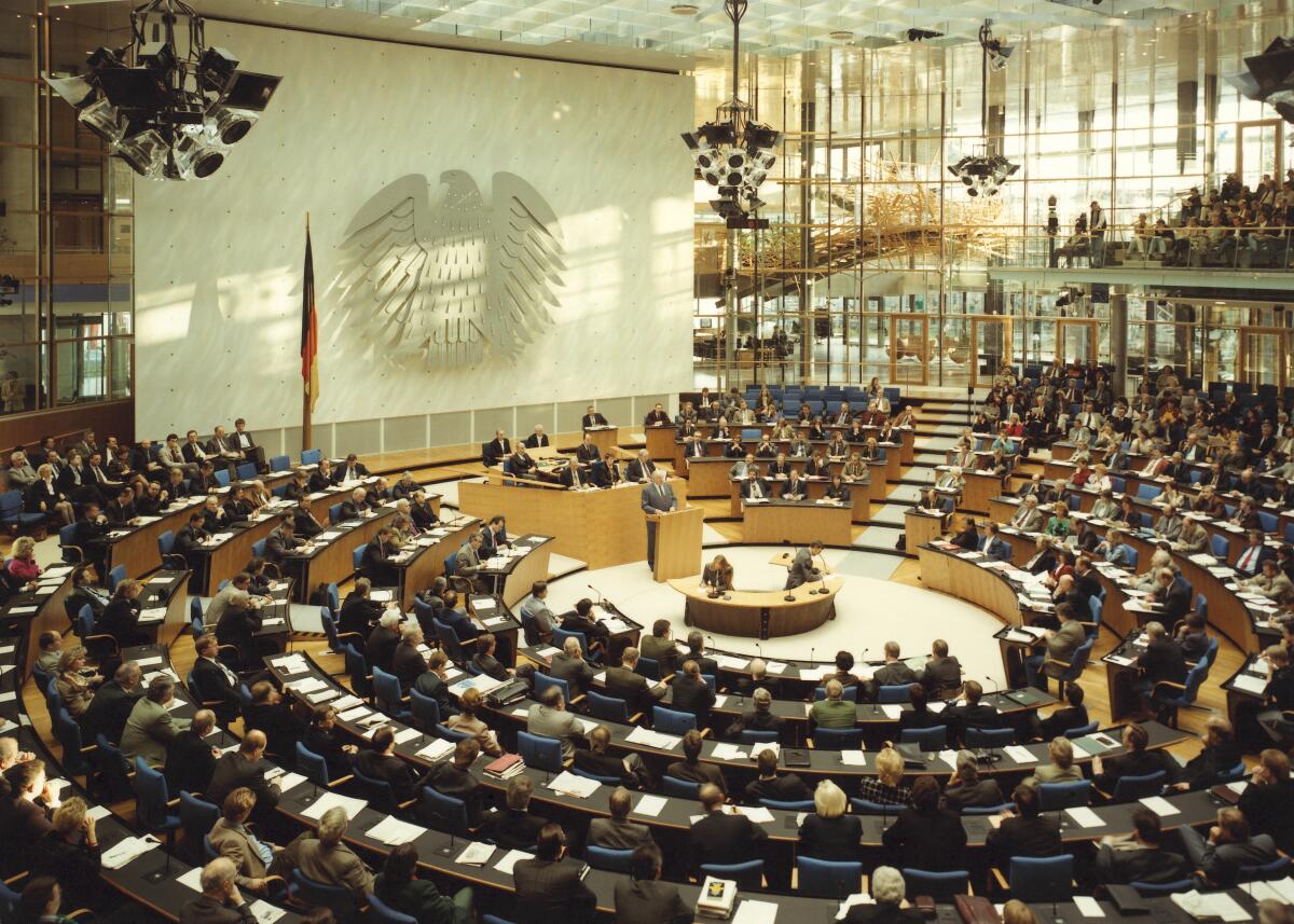  Plenarsitzung im neuen Plenarsaal in Bonn. Am Rednerpult Helmut Kohl. Blick ins Plenum.; Bundestagsabgeordnete, Abgeordnete, Plenum, Plenarsitzung, Sitzung, Helmut, Kohl