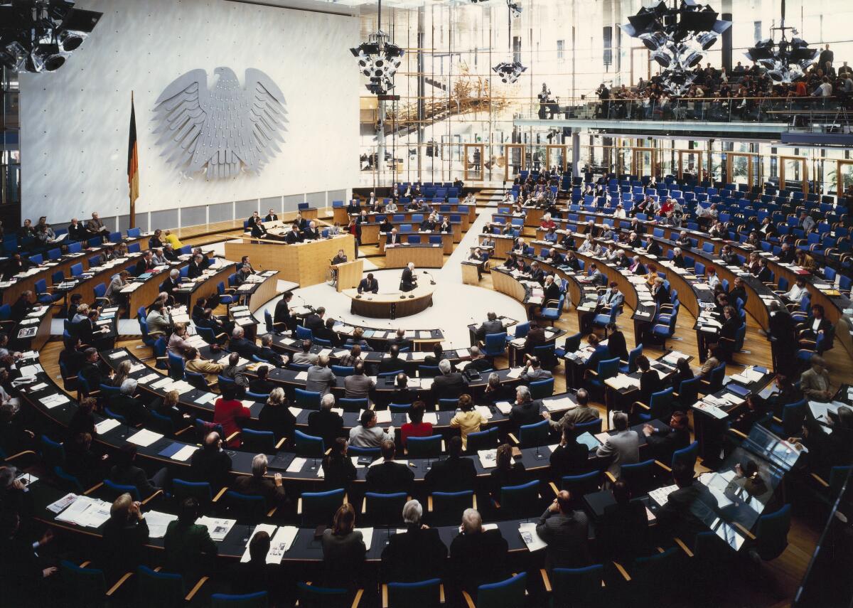 Plenarsitzung im neuen Plenarsaal in Bonn am 10. November 1998. Blick ins Plenum.; Bundestagsabgeordnete, Abgeordnete, Plenum, Plenarsitzung, Sitzung Plenarsitzung im neuen Plenarsaal in Bonn am 10. November 1998. Blick ins Plenum.; Bundestagsabgeordnete, Abgeordnete, Plenum, Plenarsitzung, Sitzung