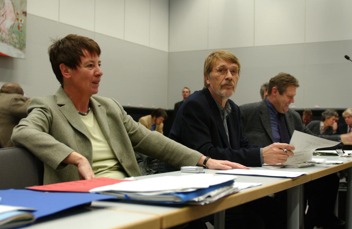 Die SPD-Abgeordneten Dr. Barbara Hendricks und Hans-Werner Bertl während der Sitzung.; Bundestagsabgeordnete, Abgeordnete, MdB Hendricks, Barbara; Bertl, Hans-Werner Die SPD-Abgeordneten Dr. Barbara Hendricks und Hans-Werner Bertl während der Sitzung.; Bundestagsabgeordnete, Abgeordnete, MdB