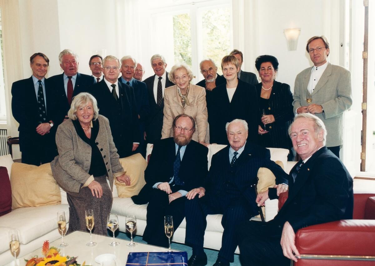 Klose, Hans-Ulrich; Becker, Helmuth; Eickenboom, Peter; Seiters, Rudolf; Weizsäcker, Richard von; Hirsch, Burkhard; Renger, Annemarie; Barzel, Rainer; Bläss, Petra; Schmidt, Renate; Thierse, Wolfgang; Stücklen, Richard; Rau, Johannes; Schöler, Ulrich Geburtstagsempfang für BTPräs. a. D. Richard Stücklen im Haus der Deutschen Parlamentarischen Gesellschaft Berlin am 26.09.2001.; Gäste (v.l.n.r.): Ulrich Klose, Helmuth Becker, BTDir. Dr. Peter Eickenboom, Rudolf Seiters, Dr. Richard von Weizsäcker, Burkhard Hirsch, Annemarie Renger, Dr. Rainer Barzel, Petra Bläss, Mitarbeiterin der Parlamentarischen Gesellschaft (DPG), Dr. Ulrich Schöler (DPG); sitzend: Renate Schmidt, Wolfgang Thierse, Richard Stücklen, Johannes Rau.; Gruppenbild, Gruppenfoto