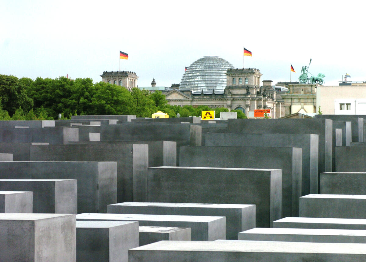 Denkmal für die Ermordeten Juden Europas, Architekt Prof. Peter Eisenman; Steine, Kunstwerk, Reichstagsgebäude im Hintergrund Denkmal für die Ermordeten Juden Europas, Architekt Prof. Peter Eisenman; Steine, Kunstwerk, Reichstagsgebäude im Hintergrund