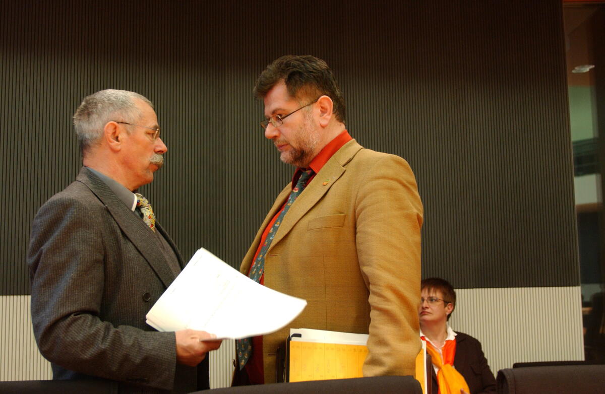 Der Abgeordnete Götz-Peter Lohmann (li.), SPD, im Gespräch mit einem Mitarbeiter.; Bundestagsabgeordnete, MdB Lohmann, Götz-Peter Der Abgeordnete Götz-Peter Lohmann (li.), SPD, im Gespräch mit einem Mitarbeiter.; Bundestagsabgeordnete, MdB