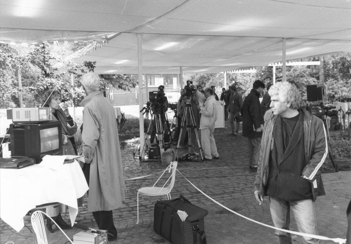 Pressezelt vor dem Plenarsaal Wasserwerk am 20.06.1991 während der 34. Plenarsitzung des Deutschen Bundestages zum Umzug des Bundestages nach Berlin. Abstimmung Bonn-Berlin. Presse. Medien. Pressezelt vor dem Plenarsaal Wasserwerk am 20.06.1991 während der 34. Plenarsitzung des Deutschen Bundestages zum Umzug des Bundestages nach Berlin. Abstimmung Bonn-Berlin. Presse. Medien.