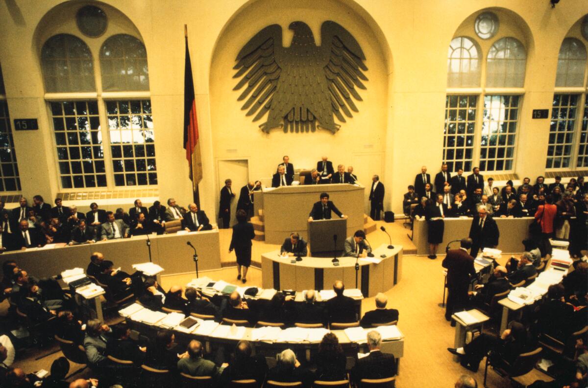 34. Plenarsitzung des Deutschen Bundestages zum Umzug des Bundestages nach Berlin. Abstimmung Bonn-Berlin. Debatte am 20.06.1991 im Plenarsaal Wasserwerk, Bonn. 34. Plenarsitzung des Deutschen Bundestages zum Umzug des Bundestages nach Berlin. Abstimmung Bonn-Berlin. Debatte am 20.06.1991 im Plenarsaal Wasserwerk, Bonn.