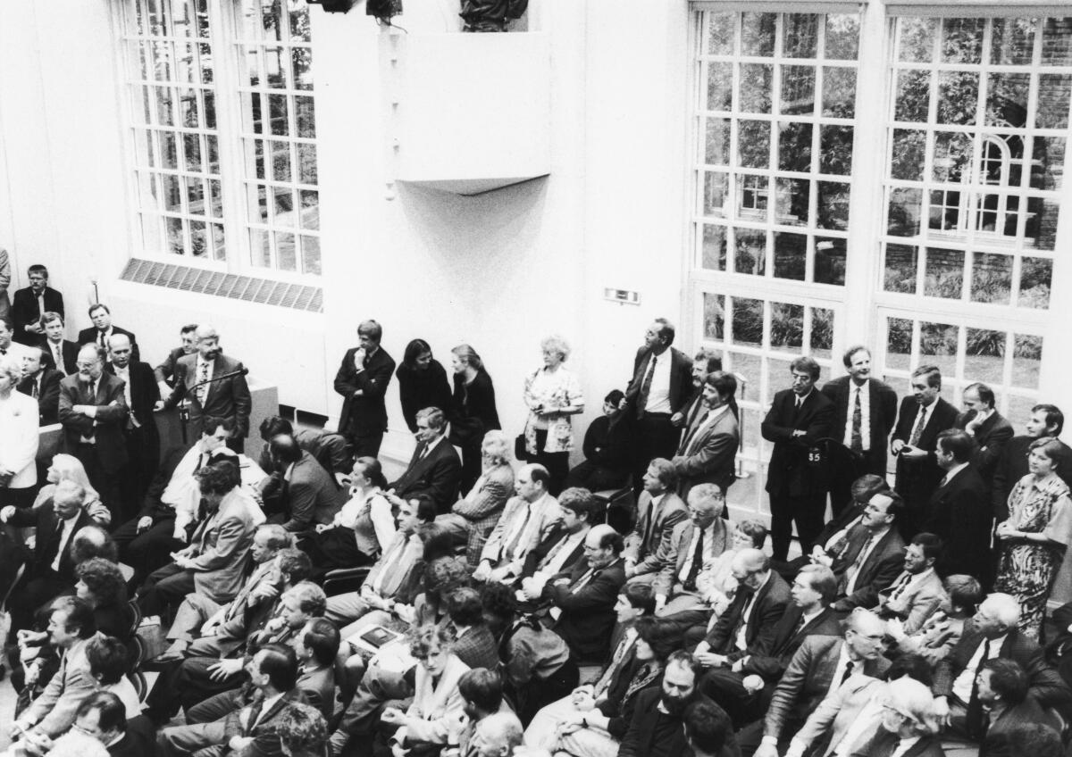 Abgeordnete während der 34. Plenarsitzung des Deutschen Bundestages zum Umzug des Bundestages nach Berlin. Abstimmung Bonn-Berlin. Debatte am 20.06.1991 im Plenarsaal Wasserwerk, Bonn. Abgeordnete während der 34. Plenarsitzung des Deutschen Bundestages zum Umzug des Bundestages nach Berlin. Abstimmung Bonn-Berlin. Debatte am 20.06.1991 im Plenarsaal Wasserwerk, Bonn.
