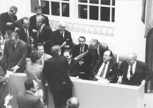 Diepgen, Eberhard; Schäuble, Wolfgang; Genscher, Hans-Dietrich; Kohl, Helmut; Waigel, Theo Liegenschaften in Bonn, Plenargebäude