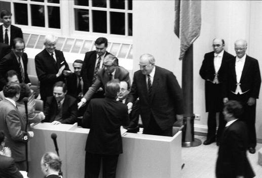 Diepgen, Eberhard; Kohl, Helmut; Genscher, Hans-Dietrich; Schäuble, Wolfgang Liegenschaften in Bonn, Plenargebäude