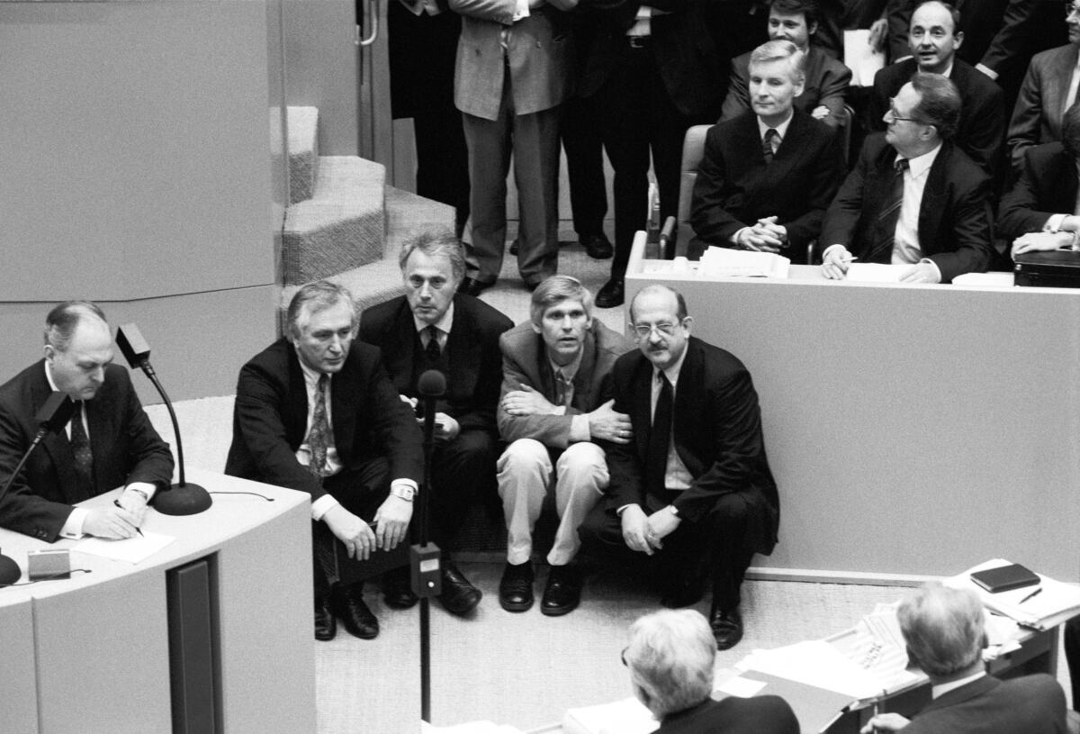 Die Abgeordneten (v.l.n.r.) Albrecht Müller (Pleisweiler), Freimut Duve, Gert Weisskirchen und Robert Leidinger (alle SPD) während der 34. Plenarsitzung des Deutschen Bundestages zum Umzug des Bundestages nach Berlin. Abstimmung Bonn-Berlin. Debatte am 20.06.1991 im Plenarsaal Wasserwerk, Bonn. Leidinger, Robert; Müller, Albrecht; Weisskirchen, Gert; Duve, Freimut; Brandt, Willy; Vogel, Hans-Jochen Die Abgeordneten (v.l.n.r.) Albrecht Müller (Pleisweiler), Freimut Duve, Gert Weisskirchen und Robert Leidinger (alle SPD) während der 34. Plenarsitzung des Deutschen Bundestages zum Umzug des Bundestages nach Berlin. Abstimmung Bonn-Berlin. Debatte am 20.06.1991 im Plenarsaal Wasserwerk, Bonn.