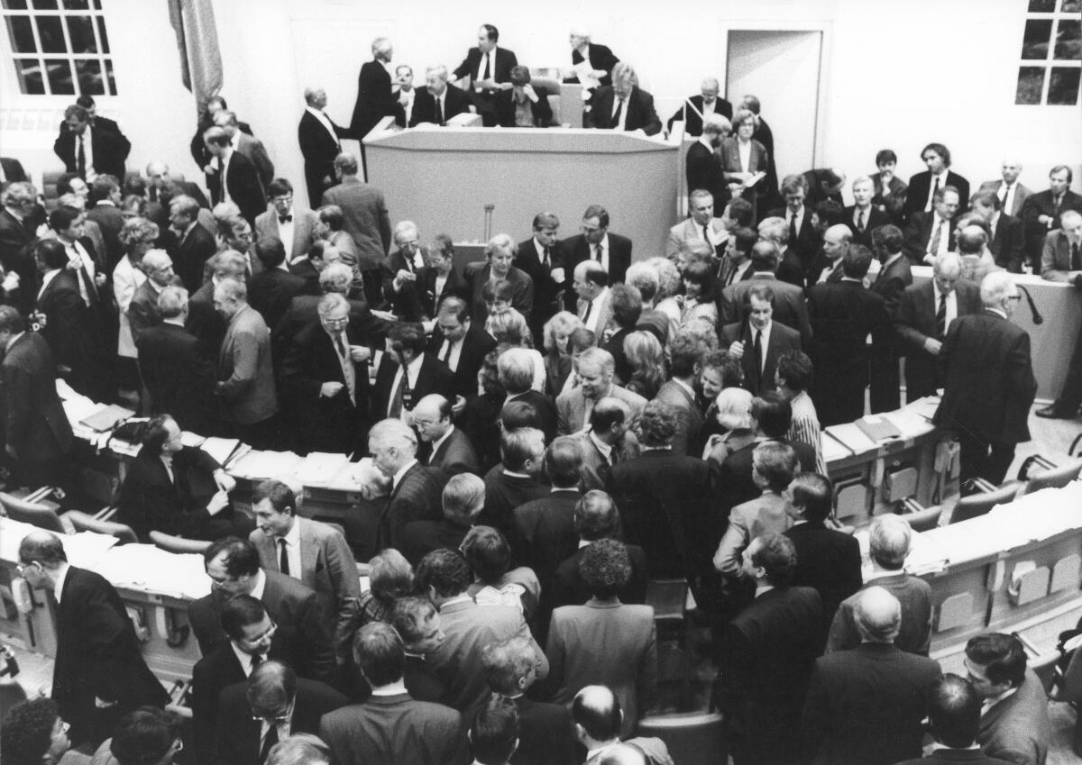 Abstimmung während der 34. Plenarsitzung des Deutschen Bundestages zum Umzug des Bundestages nach Berlin. Abstimmung Bonn-Berlin. Debatte am 20.06.1991 im Plenarsaal Wasserwerk, Bonn. Abstimmung während der 34. Plenarsitzung des Deutschen Bundestages zum Umzug des Bundestages nach Berlin. Abstimmung Bonn-Berlin. Debatte am 20.06.1991 im Plenarsaal Wasserwerk, Bonn.