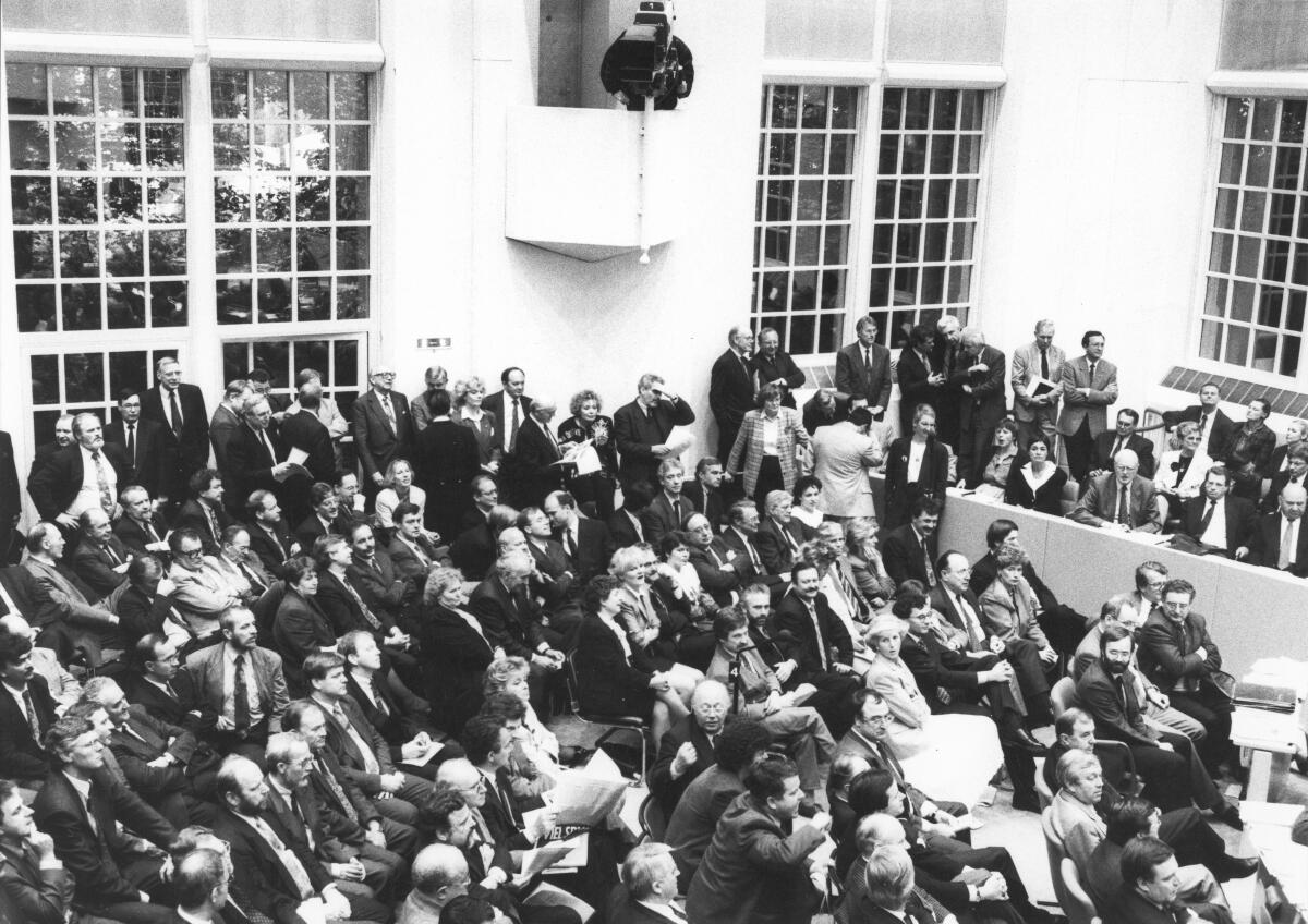 Abgeordnete während der 34. Plenarsitzung des Deutschen Bundestages zum Umzug des Bundestages nach Berlin. Abstimmung Bonn-Berlin. Debatte am 20.06.1991 im Plenarsaal Wasserwerk, Bonn. Abgeordnete während der 34. Plenarsitzung des Deutschen Bundestages zum Umzug des Bundestages nach Berlin. Abstimmung Bonn-Berlin. Debatte am 20.06.1991 im Plenarsaal Wasserwerk, Bonn.