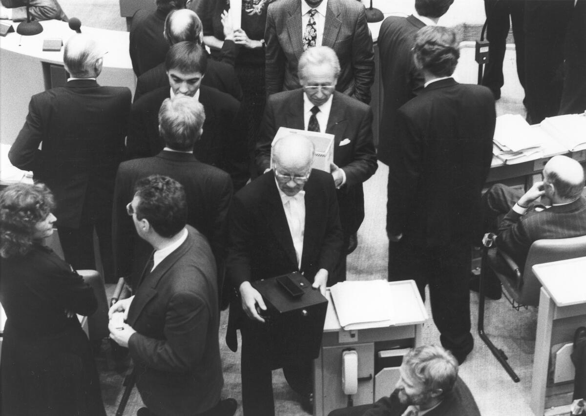 Wahlurnen während der 34. Plenarsitzung des Deutschen Bundestages zum Umzug des Bundestages nach Berlin. Abstimmung Bonn-Berlin. Debatte am 20.06.1991 im Plenarsaal Wasserwerk, Bonn. Wahlurnen während der 34. Plenarsitzung des Deutschen Bundestages zum Umzug des Bundestages nach Berlin. Abstimmung Bonn-Berlin. Debatte am 20.06.1991 im Plenarsaal Wasserwerk, Bonn.