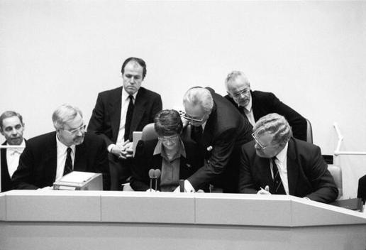 Niese, Rolf; Krey, Franz Heinrich; Süssmuth, Rita; Carstensen, Peter Harry Liegenschaften in Bonn, Plenargebäude