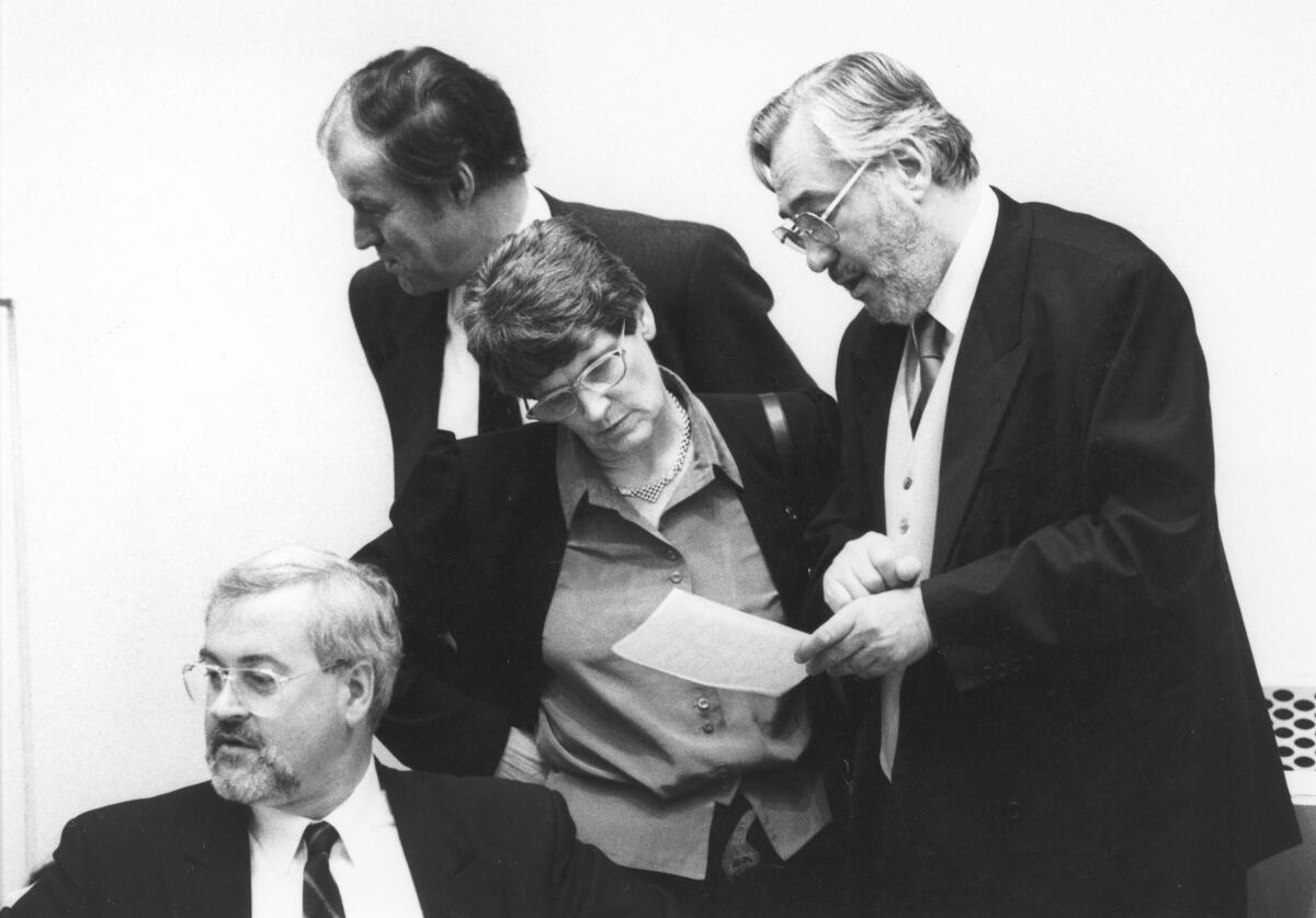 Bundestagspräsidentin Prof. Dr. Rita Süssmuth, CDU/CSU, im Gespräch mit Bundestagvizepräsident Dieter-Julius Cronenberg, FDP, während der 34. Plenarsitzung des Deutschen Bundestages zum Umzug des Bundestages nach Berlin. Abstimmung Bonn-Berlin. Debatte am 20.06.1991 im Plenarsaal Wasserwerk, Bonn. Süssmuth, Rita; Cronenberg, Dieter-Julius Bundestagspräsidentin Prof. Dr. Rita Süssmuth, CDU/CSU, im Gespräch mit Bundestagvizepräsident Dieter-Julius Cronenberg, FDP, während der 34. Plenarsitzung des Deutschen Bundestages zum Umzug des Bundestages nach Berlin. Abstimmung Bonn-Berlin. Debatte am 20.06.1991 im Plenarsaal Wasserwerk, Bonn.