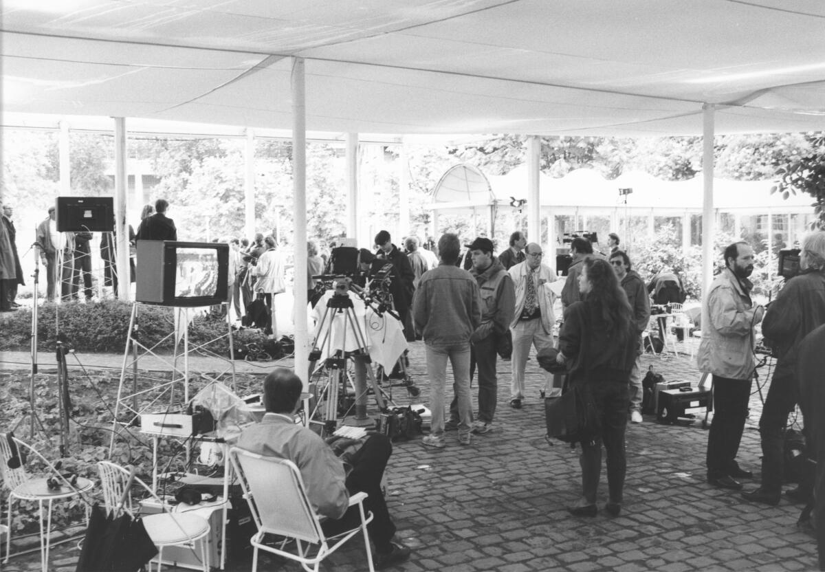 Pressezelt vor dem Plenarsaal Wasserwerk am 20.06.1991 während der 34. Plenarsitzung des Deutschen Bundestages zum Umzug des Bundestages nach Berlin. Abstimmung Bonn-Berlin. Presse. Medien. Pressezelt vor dem Plenarsaal Wasserwerk am 20.06.1991 während der 34. Plenarsitzung des Deutschen Bundestages zum Umzug des Bundestages nach Berlin. Abstimmung Bonn-Berlin. Presse. Medien.