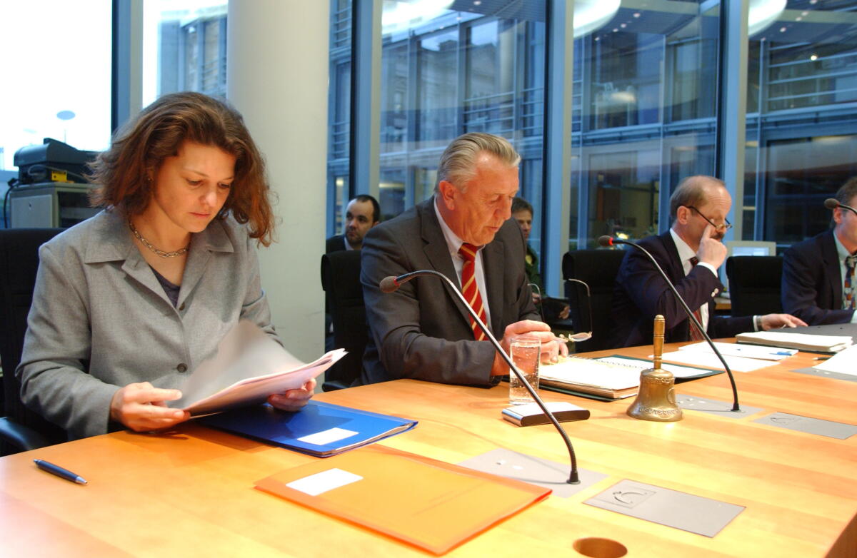 Die parl. Staatssekretärin Ute Vogt (SPD) und der Vorsitzende des Sportausschusses Peter Rauen (CDU/CSU); Bundestagsabgeordnete, MdB Vogt, Ute; Rauen, Peter Die parl. Staatssekretärin Ute Vogt (SPD) und der Vorsitzende des Sportausschusses Peter Rauen (CDU/CSU); Bundestagsabgeordnete, MdB