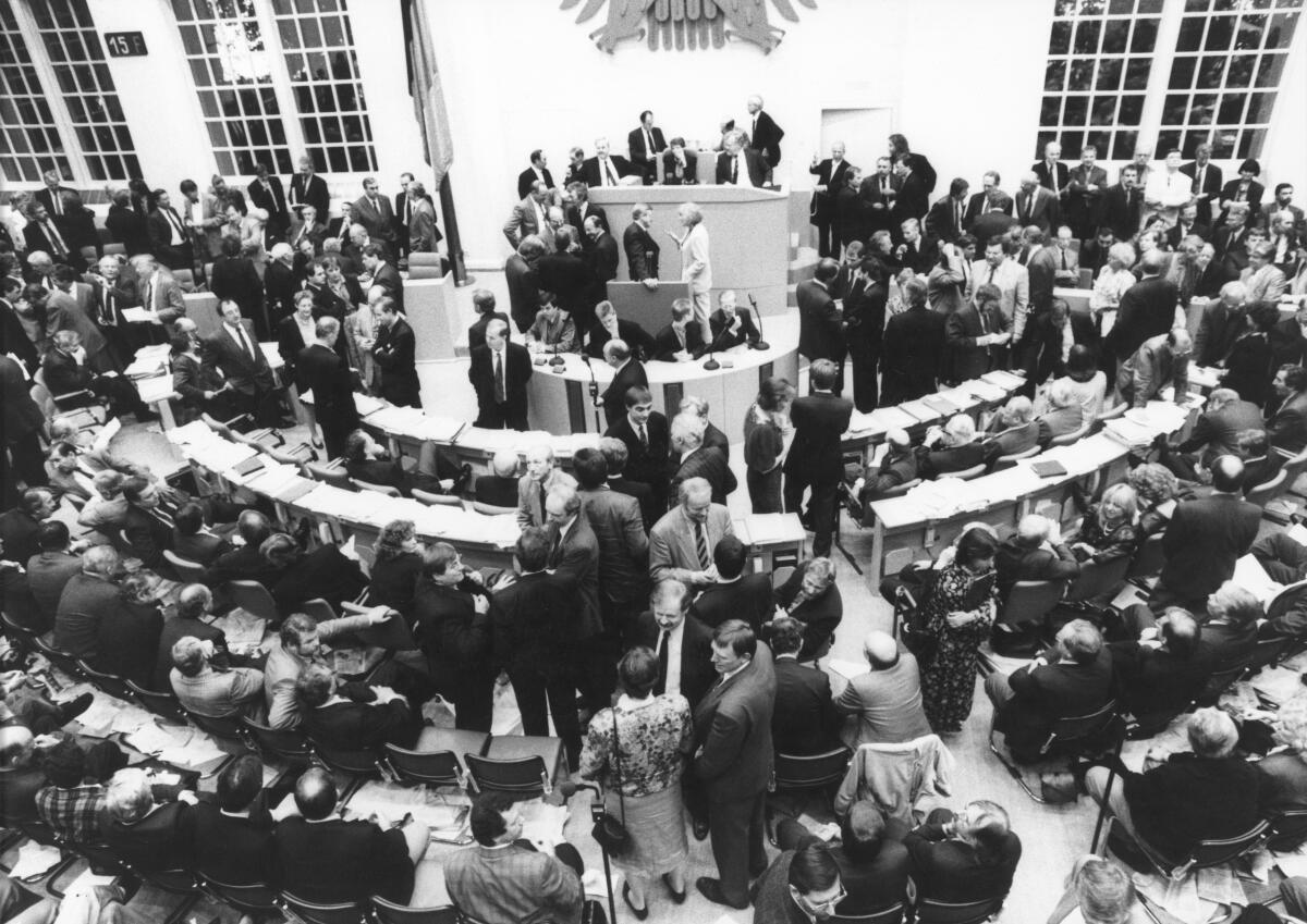  34. Plenarsitzung des Deutschen Bundestages zum Umzug des Bundestages nach Berlin. Abstimmung Bonn-Berlin. Debatte am 20.06.1991 im Plenarsaal Wasserwerk, Bonn. Abgeordnete nach Verkündung des Ergebnisses durch die Vorstizende Bundestagspräsidentin Prof. Rita Süssmuth im Gespräch.