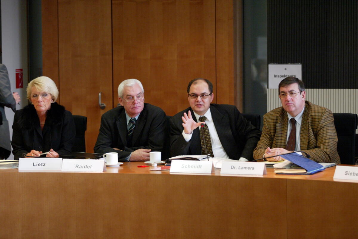 Die CDU/CSU-Abgeordneten Ursula Lietz, Hans Raidel, stellv. verteidigungspolitischer Sprecher Christian Schmidt, verteidigungspolitischer Sprecher und Dr. Karl Lamers; Bundestagsabgeordnete, MdB Lietz, Ursula; Raidel, Hans; Schmidt, Christian; Lamers, Karl A. Die CDU/CSU-Abgeordneten Ursula Lietz, Hans Raidel, stellv. verteidigungspolitischer Sprecher Christian Schmidt, verteidigungspolitischer Sprecher und Dr. Karl Lamers; Bundestagsabgeordnete, MdB