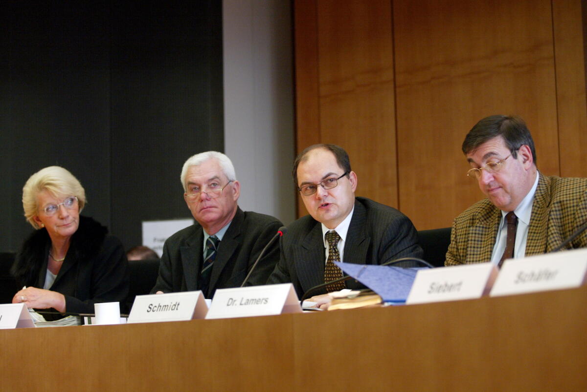 Die CDU/CSU-Abgeordneten Ursula Lietz, Hans Raidel, stellv. verteidigungspolitischer Sprecher, Christian Schmidt, verteidigungspolitischer Sprecher und Dr. Karl Lamers; Bundestagsabgeordnete, MdB Lietz, Ursula; Raidel, Hans; Schmidt, Christian; Lamers, Karl A. Die CDU/CSU-Abgeordneten Ursula Lietz, Hans Raidel, stellv. verteidigungspolitischer Sprecher, Christian Schmidt, verteidigungspolitischer Sprecher und Dr. Karl Lamers; Bundestagsabgeordnete, MdB