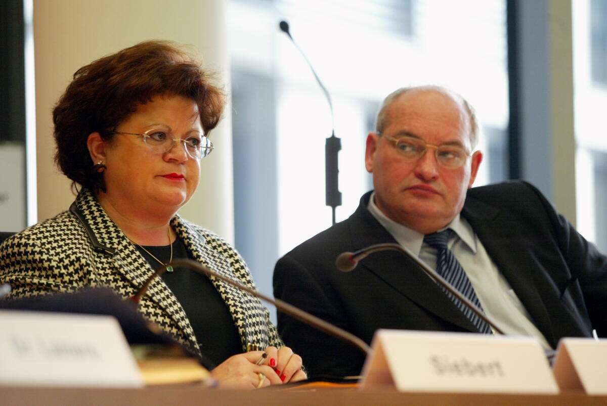 Die CDU/CSU-Abgeordneten Anita Schäfer und Ulrich Adam, während der Sitzung; Bundestagsabgeordnete, MdB Schäfer, Anita; Adam, Ulrich Die CDU/CSU-Abgeordneten Anita Schäfer und Ulrich Adam, während der Sitzung; Bundestagsabgeordnete, MdB