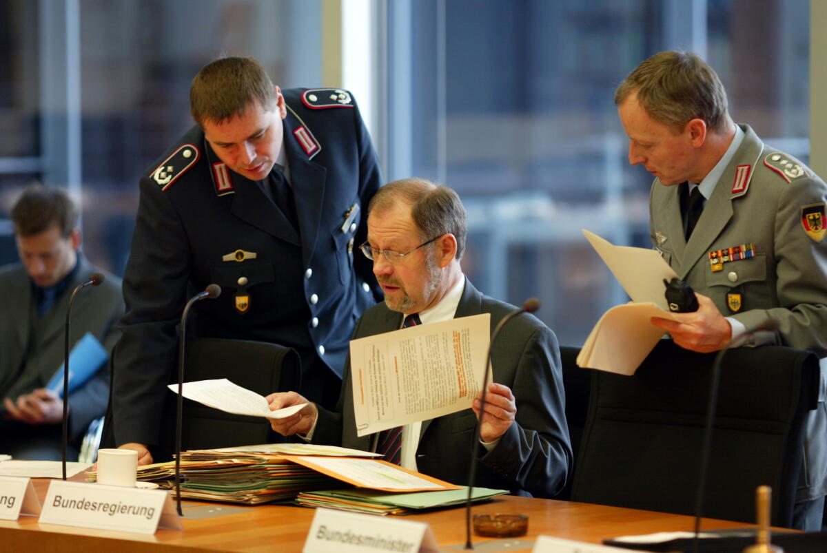 Der Parlamentarische Staatssekretär im Bundesministerium der Verteidigung Walter Kolbow, SPD; Lektüre, lesend Kolbow, Walter Der Parlamentarische Staatssekretär im Bundesministerium der Verteidigung Walter Kolbow, SPD; Lektüre, lesend