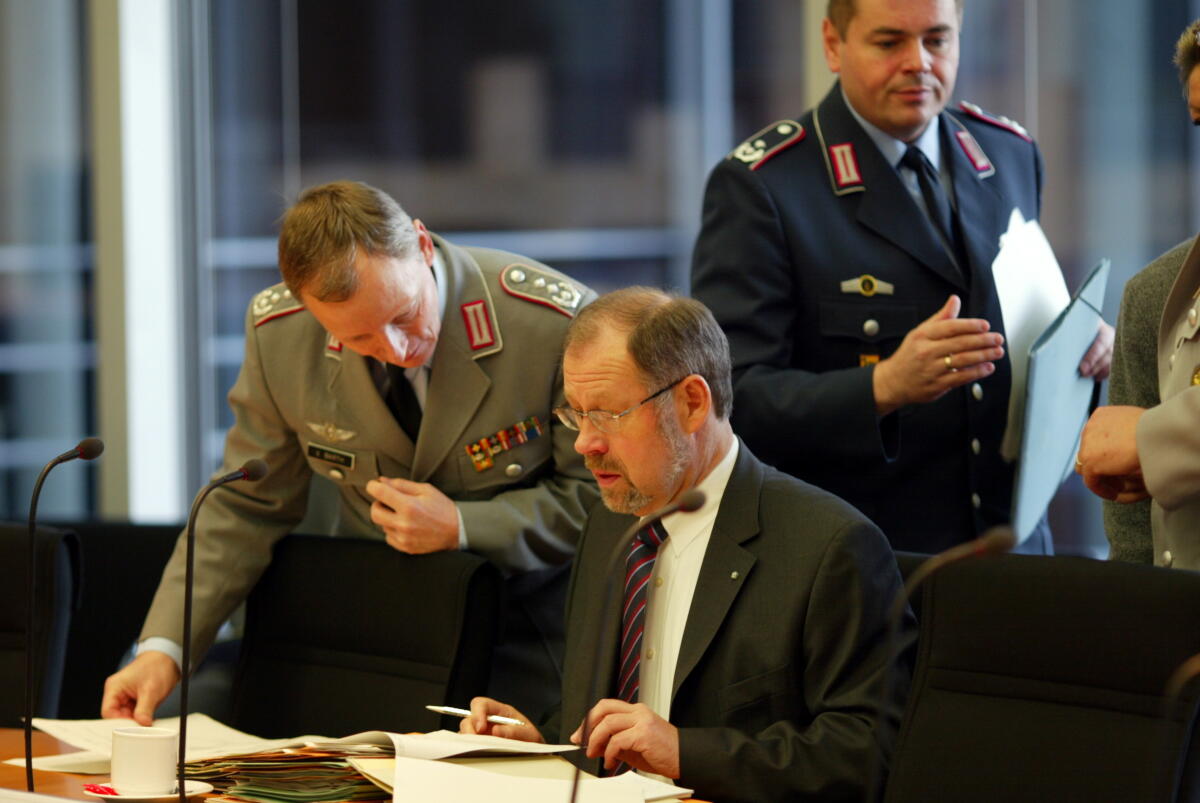 Der Parlamentarische Staatssekretär im Bundesministerium der Verteidigung Walter Kolbow, SPD; Lektüre, lesend Kolbow, Walter Der Parlamentarische Staatssekretär im Bundesministerium der Verteidigung Walter Kolbow, SPD; Lektüre, lesend