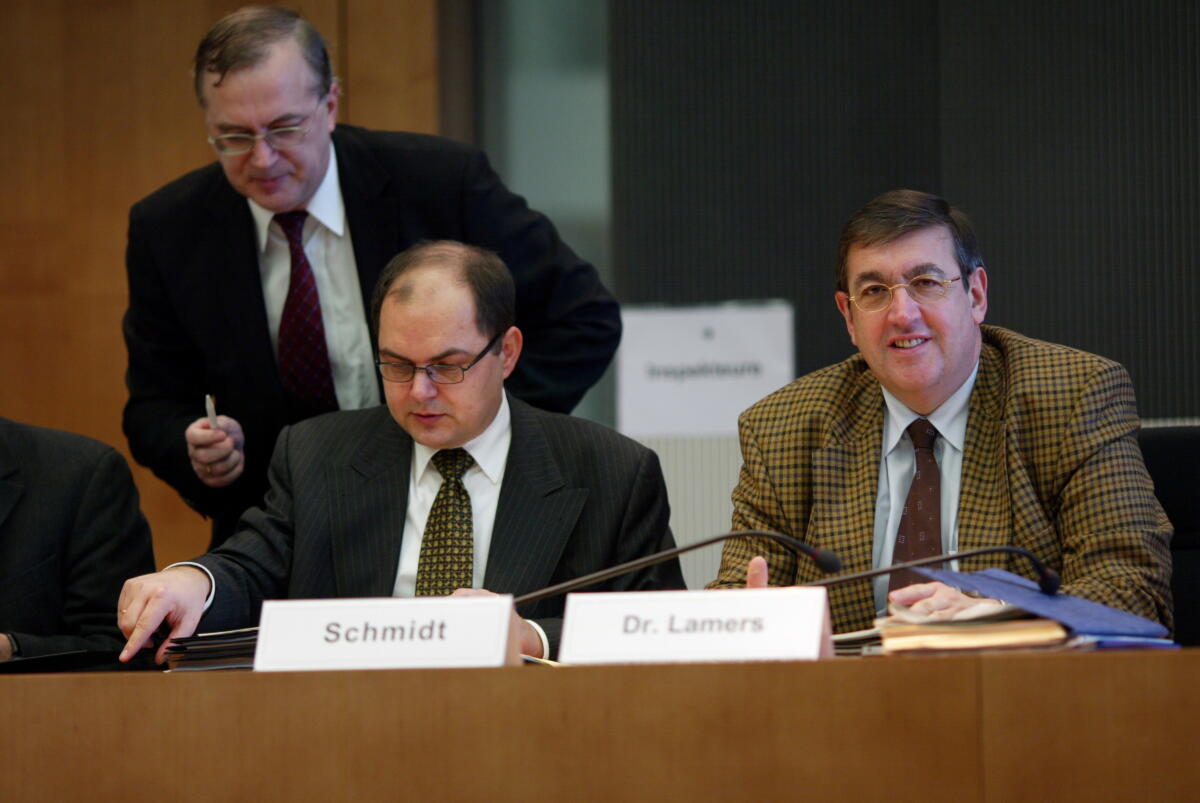 Die CDU/CSU-Abgeordneten Christian Schmidt, verteidigungspolitischer Sprecher, Dr. Karl Lamers und ein Fraktionsmitarbeiter, stehend; Bundestagsabgeordnete, MdB Schmidt, Christian; Lamers, Karl A. Die CDU/CSU-Abgeordneten Christian Schmidt, verteidigungspolitischer Sprecher, Dr. Karl Lamers und ein Fraktionsmitarbeiter, stehend; Bundestagsabgeordnete, MdB