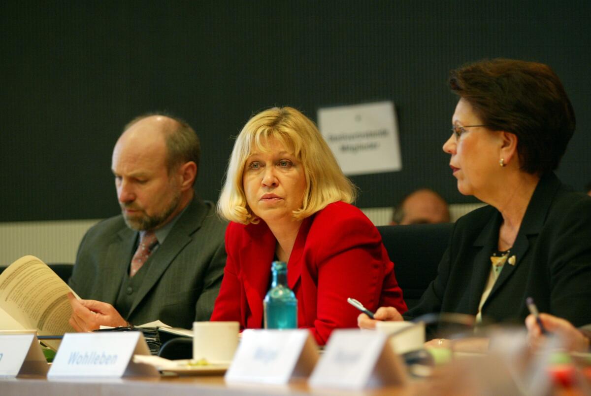 Die SPD-Abgeordneten Rainer Arnold, Verteidigungspolitischer Sprecher, Ulrike Merten, stellv. Verteidigungspolitische Sprecherin und Verena Wohlleben während der Sitzung des Verteidigungsausschuss, Sitzungssaal; Bundestagsabgeordnete, MdB Arnold, Rainer; Merten, Ulrike; Wohlleben, Verena Die SPD-Abgeordneten Rainer Arnold, Verteidigungspolitischer Sprecher, Ulrike Merten, stellv. Verteidigungspolitische Sprecherin und Verena Wohlleben während der Sitzung des Verteidigungsausschuss, Sitzungssaal; Bundestagsabgeordnete, MdB