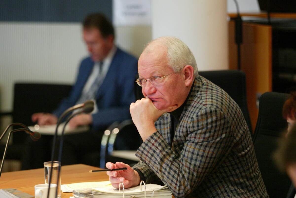Der FDP-Abgeordnete Günther Friedrich Nolting, verteidigungspolitischer Sprecher, während der Sitzung.; Bundestagsabgeordneter, MdB Nolting, Günther Friedrich Der FDP-Abgeordnete Günther Friedrich Nolting, verteidigungspolitischer Sprecher, während der Sitzung.; Bundestagsabgeordneter, MdB
