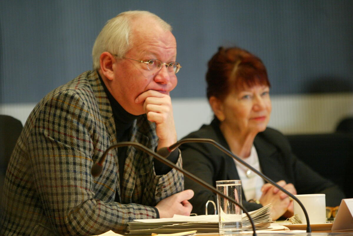 Der Verteidigungspolitische Sprecher der FDP-Fraktion Günther Friedrich Nolting und die FDP-Abgeordnete Helga Daub, stellv. Verteidigungspolitische Sprecherin, während der Sitzung.; Bundestagsabgeordnete, MdB Nolting, Günther Friedrich; Daub, Helga Der Verteidigungspolitische Sprecher der FDP-Fraktion Günther Friedrich Nolting und die FDP-Abgeordnete Helga Daub, stellv. Verteidigungspolitische Sprecherin, während der Sitzung.; Bundestagsabgeordnete, MdB