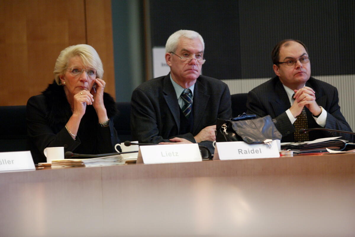 Die Abgeordneten der CDU/CSU-Fraktion Ursula Lietz, Hans Raidel, stellv. verteidigungspolitischer Sprecher und Christian Schmidt, verteidigungspolitischer Sprecher; Bundestagsabgeordnete, MdB Lietz, Ursula; Raidel, Hans; Schmidt, Christian Die Abgeordneten der CDU/CSU-Fraktion Ursula Lietz, Hans Raidel, stellv. verteidigungspolitischer Sprecher und Christian Schmidt, verteidigungspolitischer Sprecher; Bundestagsabgeordnete, MdB