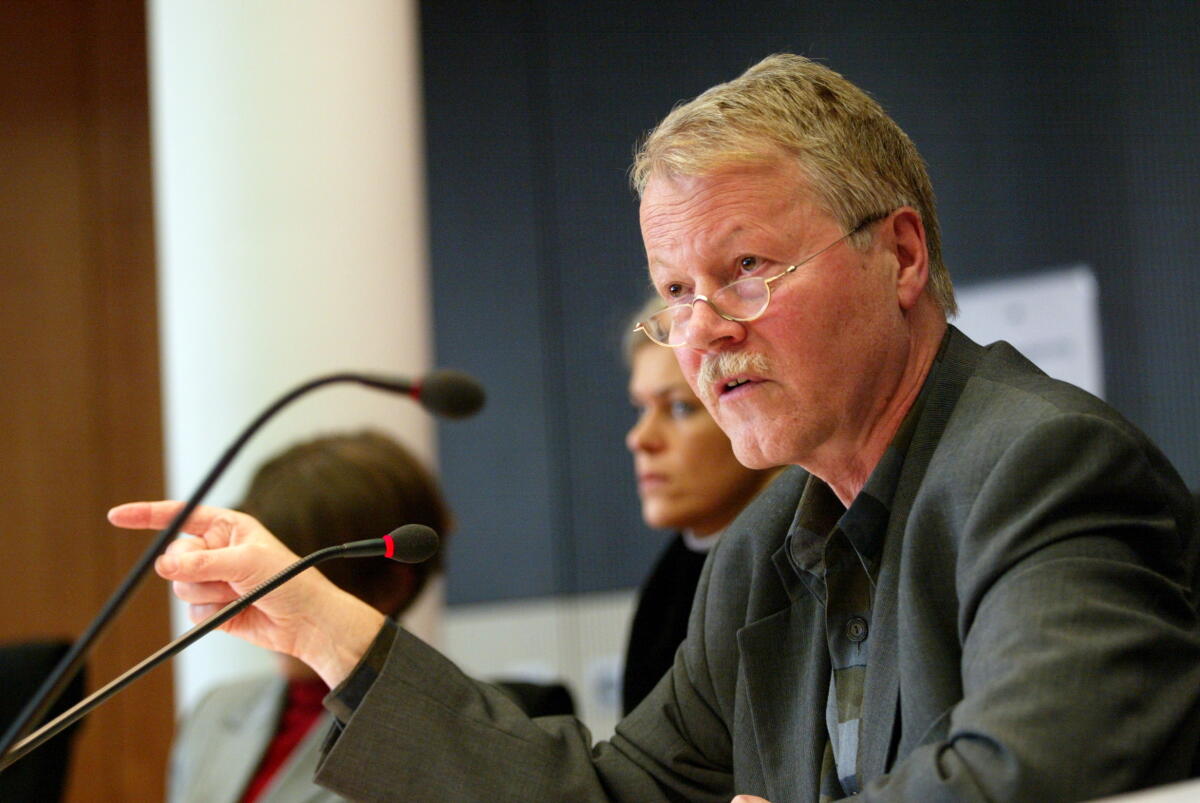 Verteidigungspolitischer Sprecher der Fraktion von Bündnis 90/Die Grünen, Abgeordneter Winfried Nachtwei; Bundestagsabgeordnete, MdB, Geste, Gestik Nachtwei, Winfried Verteidigungspolitischer Sprecher der Fraktion von Bündnis 90/Die Grünen, Abgeordneter Winfried Nachtwei; Bundestagsabgeordnete, MdB, Geste, Gestik