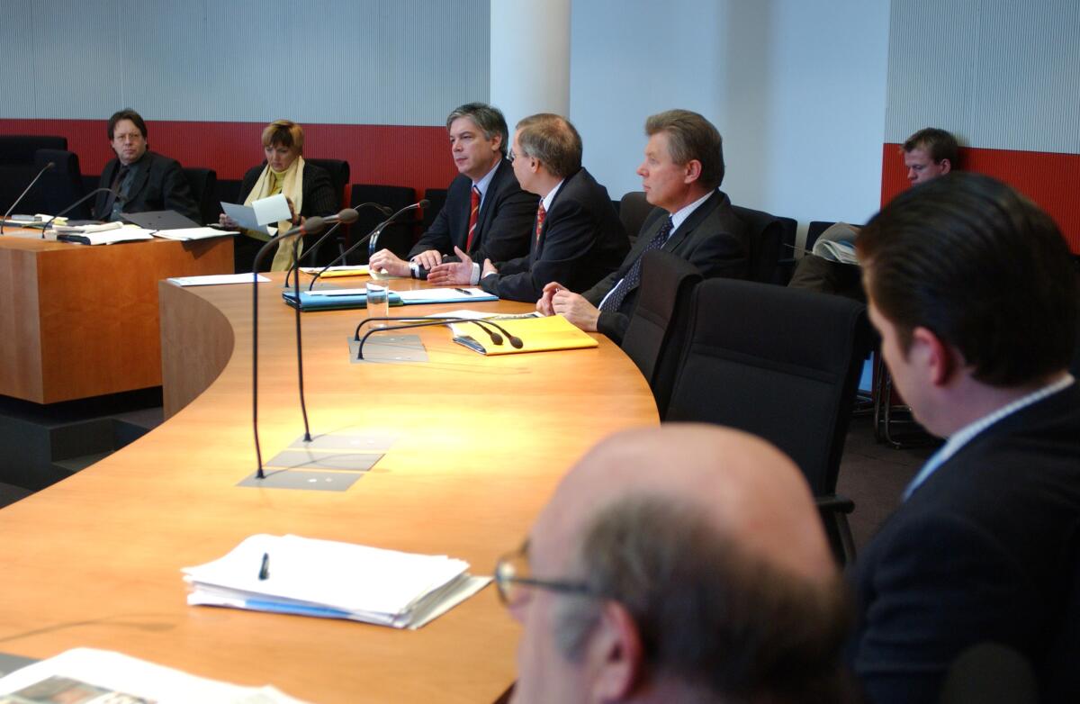 Volmer, Ludger; Roth, Claudia; Leibrecht, Harald; Hoyer, Werner; Stinner, Rainer Die Bündnis 90/Die Grünen-Abgeordneten Dr. Ludger Volmer, Claudia Roth und die FDP-Abgeordneten Harald Leibrecht, Dr. Werner Hoyer und Dr. Rainer Stinner; Bundestagsabgeordnete, MdB