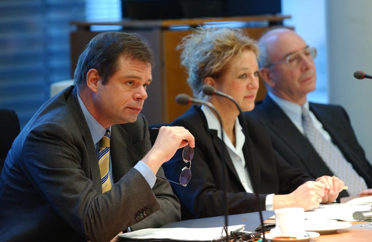 Pflüger, Friedbert Der CDU/CSU-Abgeordnete Dr. Friedberg Pflüger und Mitarbeiter des Ausschusses; Bundestagsabgeordneter, MdB