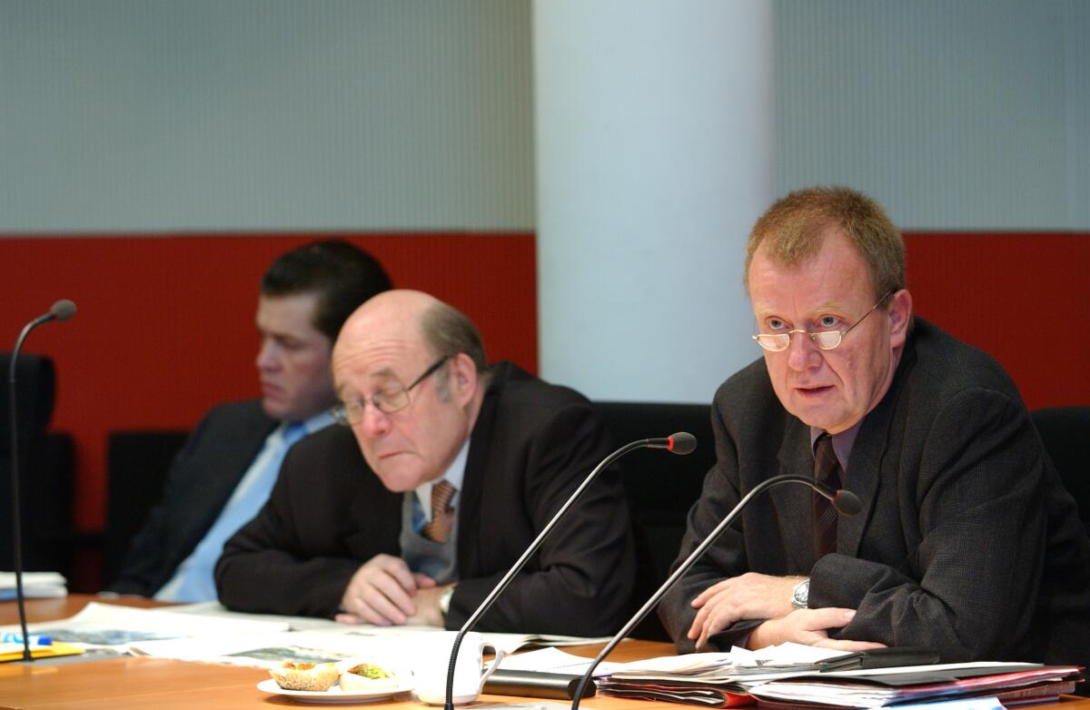 Guttenberg, Karl-Theodor Freiherr zu; Bötsch, Wolfgang; Polenz, Ruprecht Von links: Die CDU/CSU-Abgeordneten Dr. Karl-Theodor Freiherr zu Guttenberg, Dr. Wolfgang Bötsch und Ruprecht Polenz während der Sitzung.; Bundestagsabgeordnete, MdB