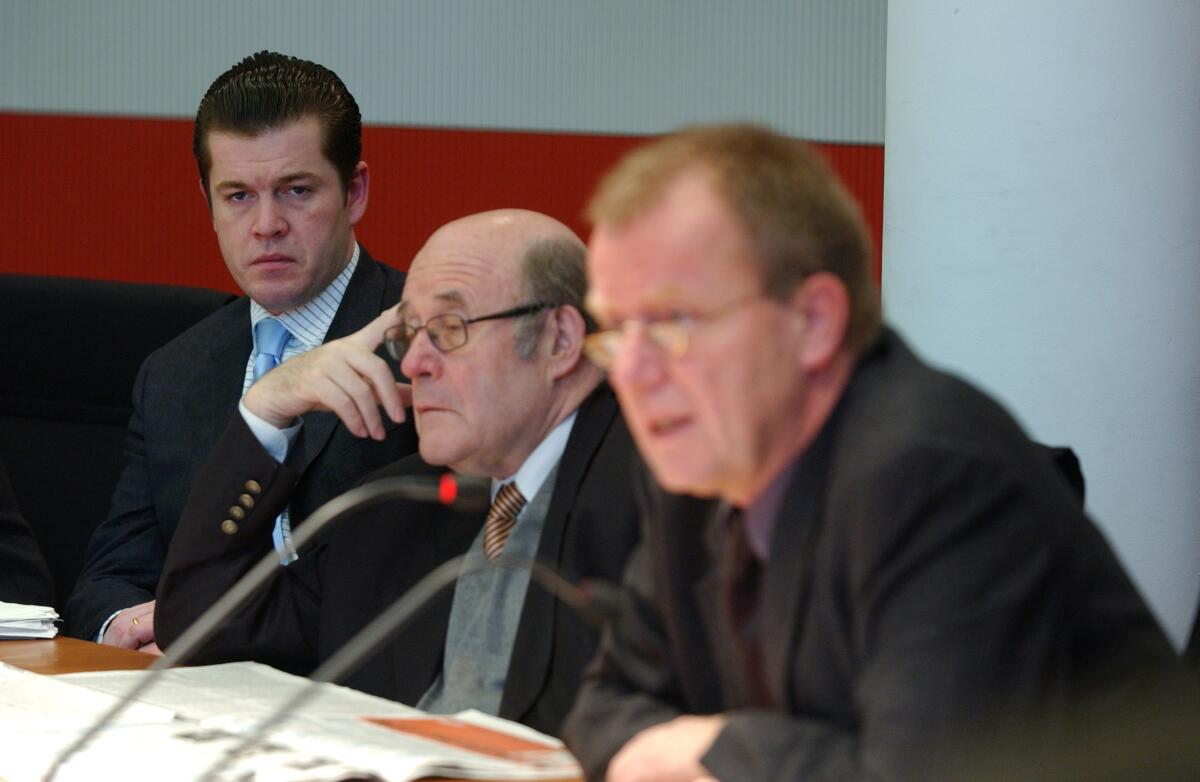 Guttenberg, Karl-Theodor Freiherr zu; Bötsch, Wolfgang; Polenz, Ruprecht Von links: Die CDU/CSU-Abgeordneten Dr. Karl-Theodor Freiherr zu Guttenberg, Dr. Wolfgang Bötsch und Ruprecht Polenz während der Sitzung.; Bundestagsabgeordnete, MdB