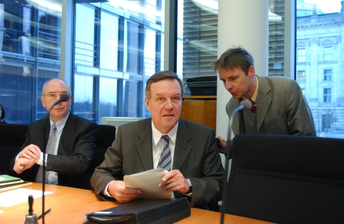 Der CSU-Vorsitzende des Ausschusses Volker Rühe und Mitarbeiter; Bundestagsabgeordnete, MdB Rühe, Volker Der CSU-Vorsitzende des Ausschusses Volker Rühe und Mitarbeiter; Bundestagsabgeordnete, MdB