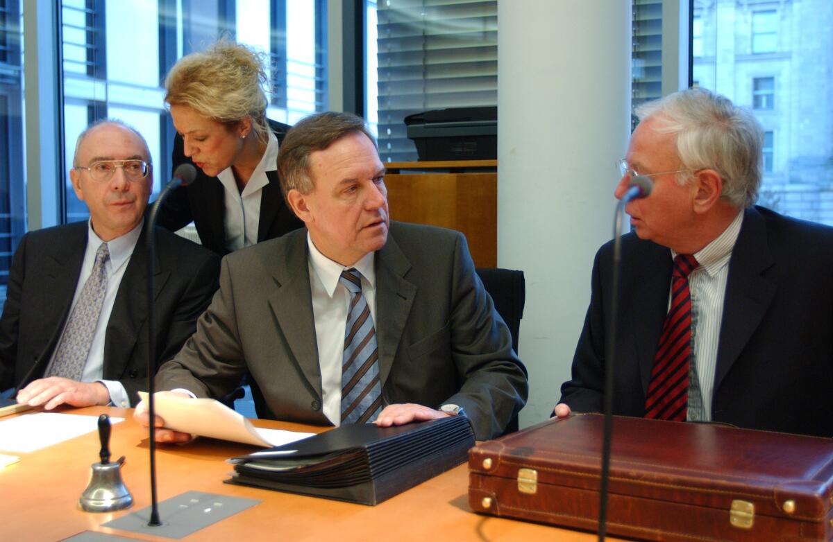 Der CSU-Vorsitzende des Ausschusses Volker Rühe und der Staatssekretär des Auswärtigen Amtes Dr. Klaus Scharioth; Bundestagsabgeordnete, MdB Rühe, Volker; Scharioth, Klaus Der CSU-Vorsitzende des Ausschusses Volker Rühe und der Staatssekretär des Auswärtigen Amtes Dr. Klaus Scharioth; Bundestagsabgeordnete, MdB