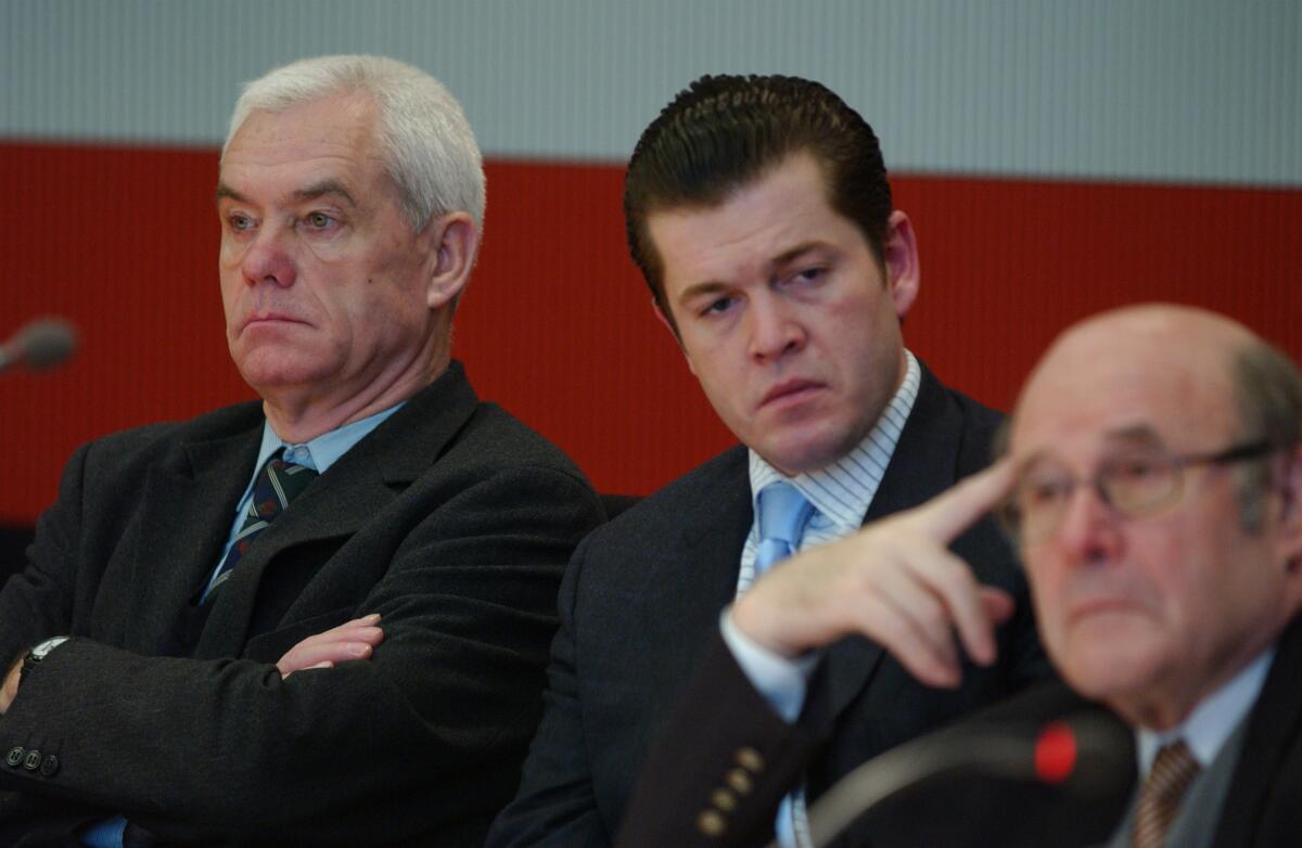 Von links: Die CDU/CSU-Abgeordneten Hans Raidel, Dr. Karl-Theodor Freiherr zu Guttenberg und Dr. Wolfgang Bötsch während der Sitzung.; Bundestagsabgeordnete, MdB Raidel, Hans; Guttenberg, Karl-Theodor Freiherr zu; Bötsch, Wolfgang Von links: Die CDU/CSU-Abgeordneten Hans Raidel, Dr. Karl-Theodor Freiherr zu Guttenberg und Dr. Wolfgang Bötsch während der Sitzung.; Bundestagsabgeordnete, MdB