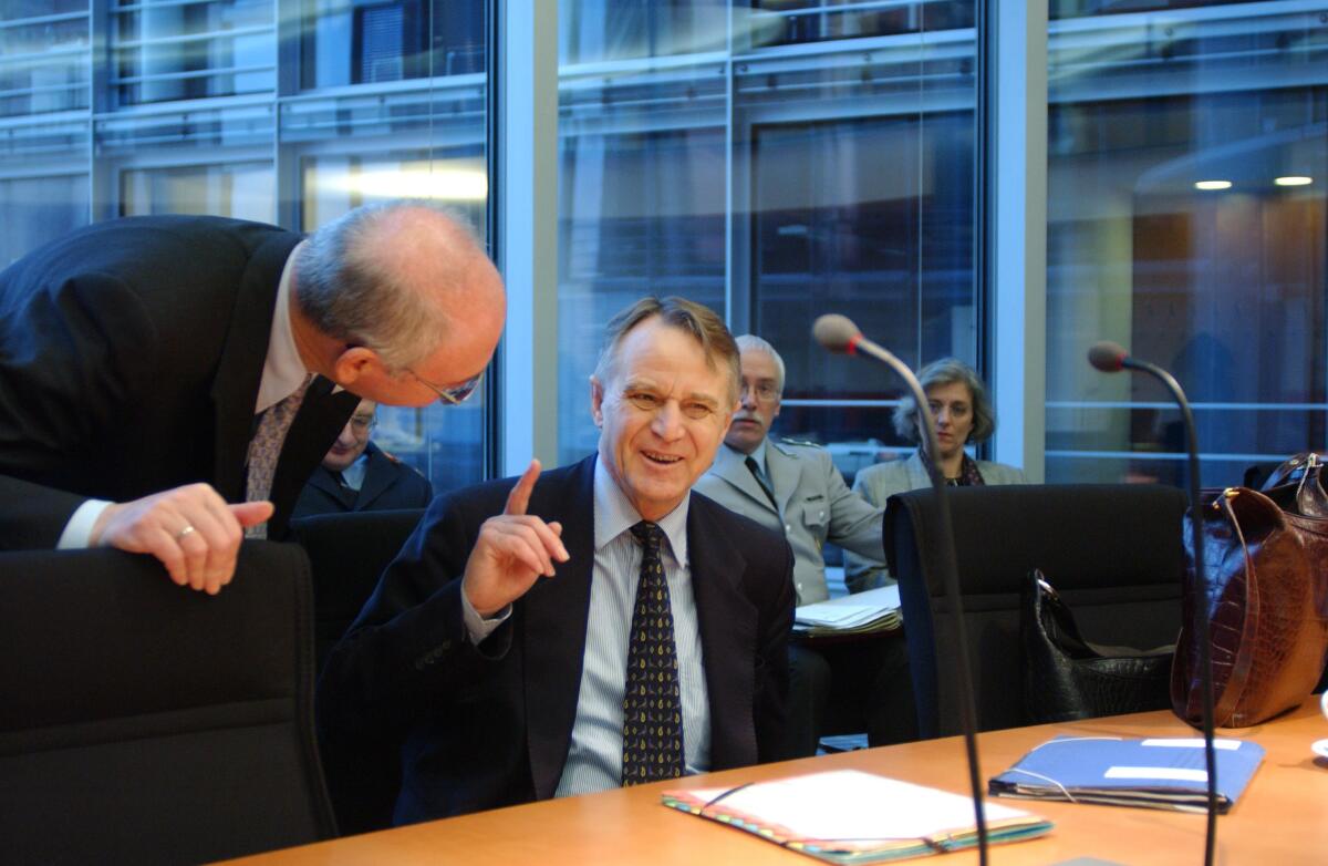 Der SPD-Abgeordnete Hans-Ulrich Klose (stellv. Vorsitzender) im Gespräch; Bundestagsabgeordnete, MdB Klose, Hans-Ulrich Der SPD-Abgeordnete Hans-Ulrich Klose (stellv. Vorsitzender) im Gespräch; Bundestagsabgeordnete, MdB